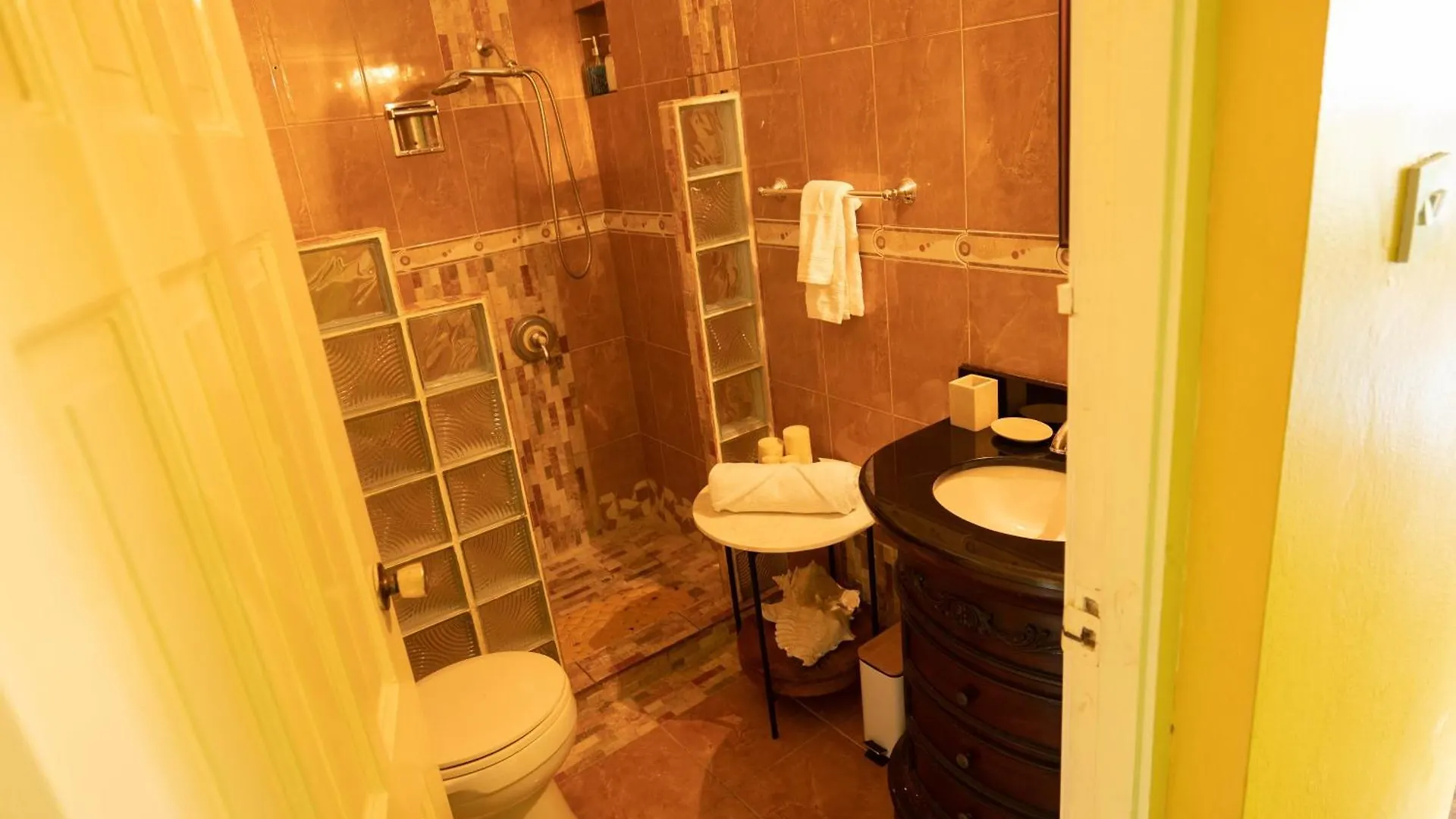 Apartment Kingston - 2 Beds - 2 Bathrooms - Pool - Parking Jamaica
