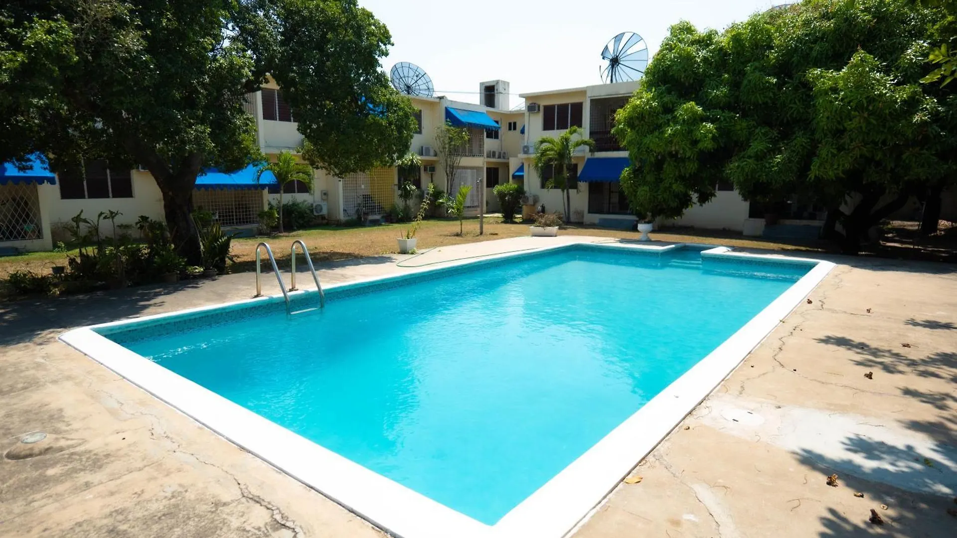 Kingston - 2 Beds - 2 Bathrooms - Pool - Parking contacts